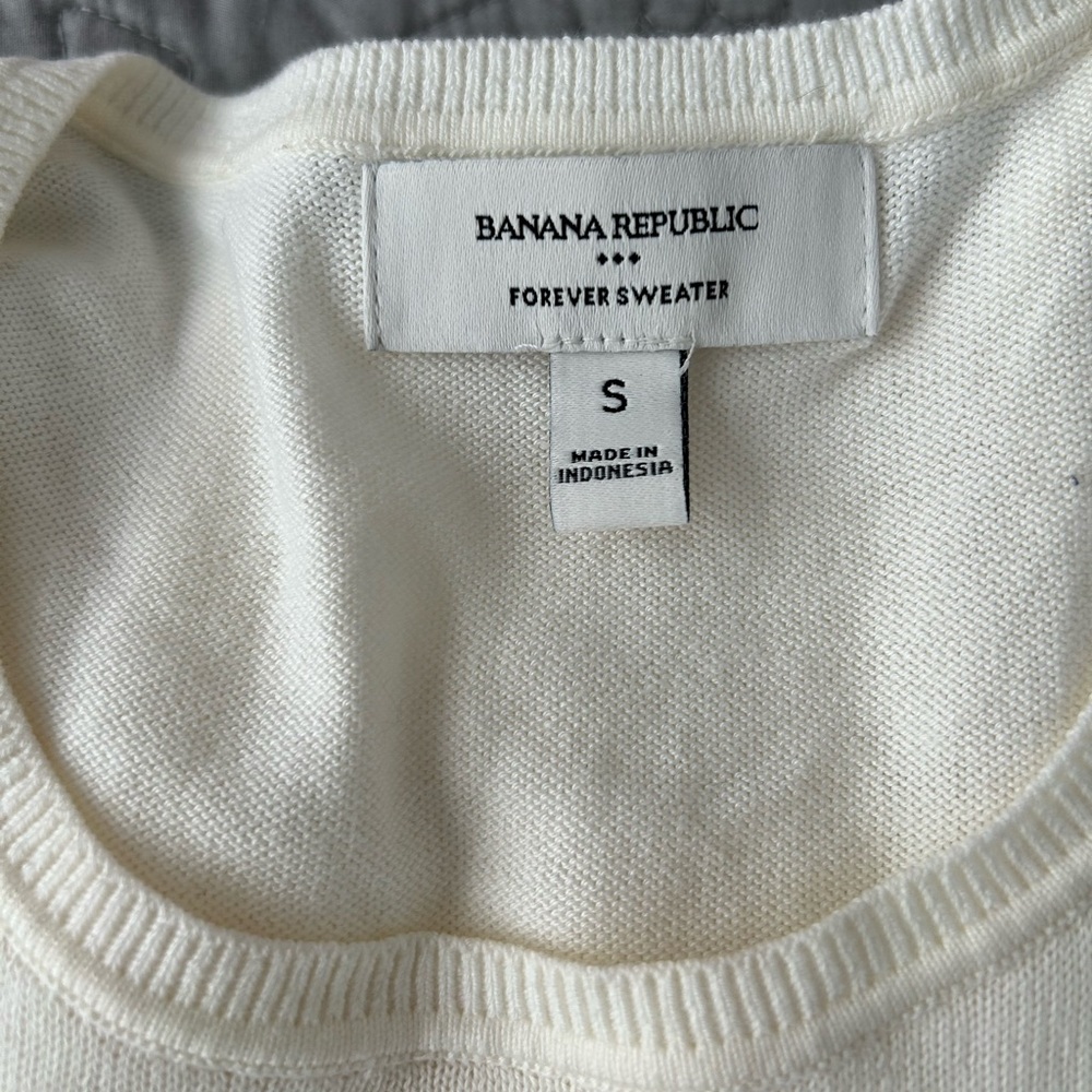 Never worn off-white Banana Factory sweater. Perfect condition.